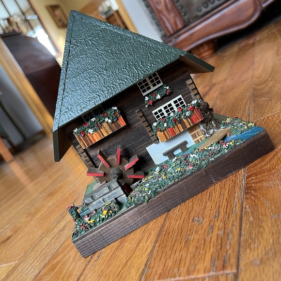 Vintage 70s Swiss Vienna Woods House Music Box - Picture 1 of 7